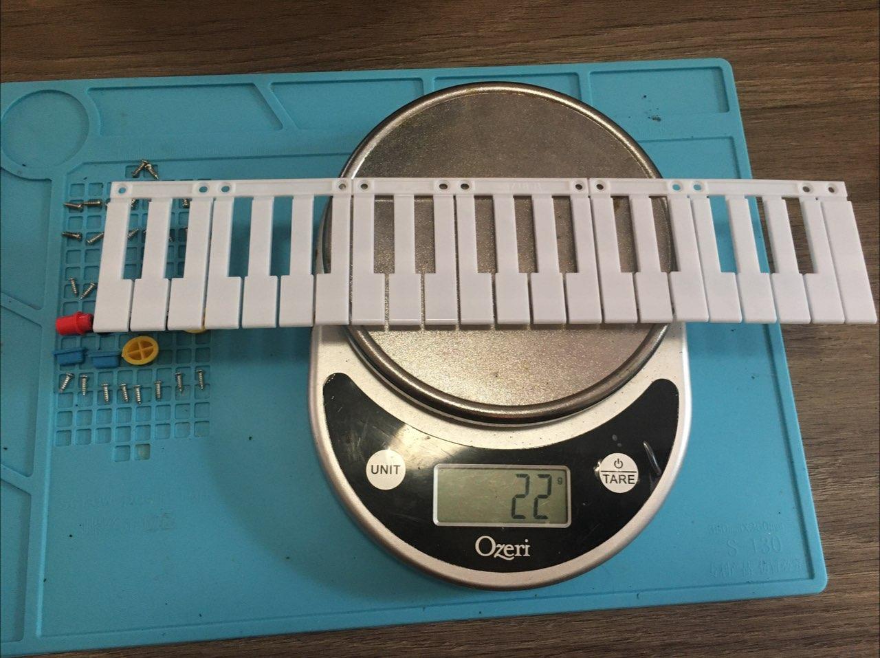 Weight of the white keys, 22 grams