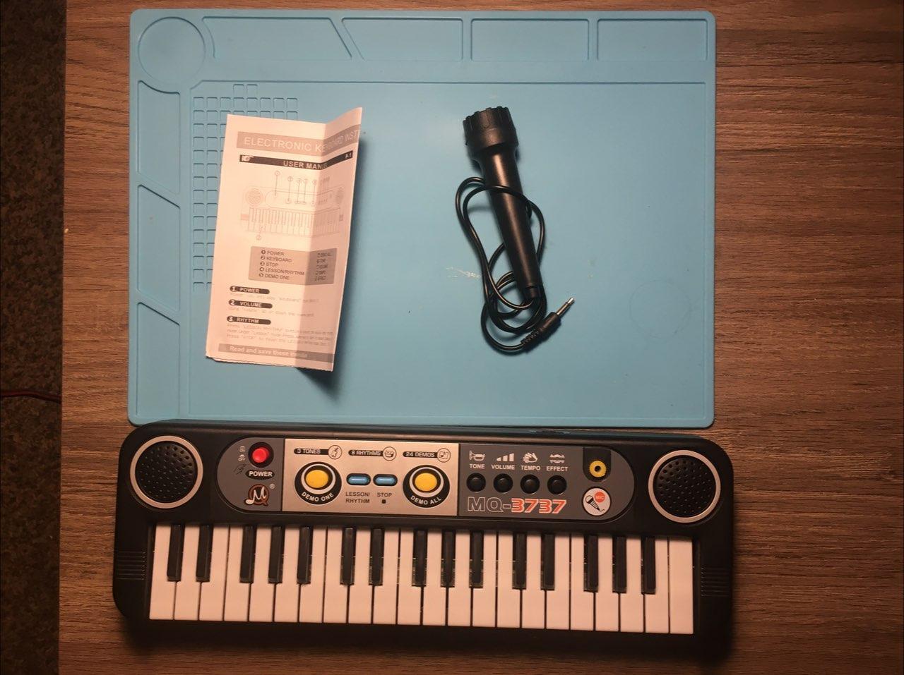 The keyboard, the included microphone, and the owner's manual