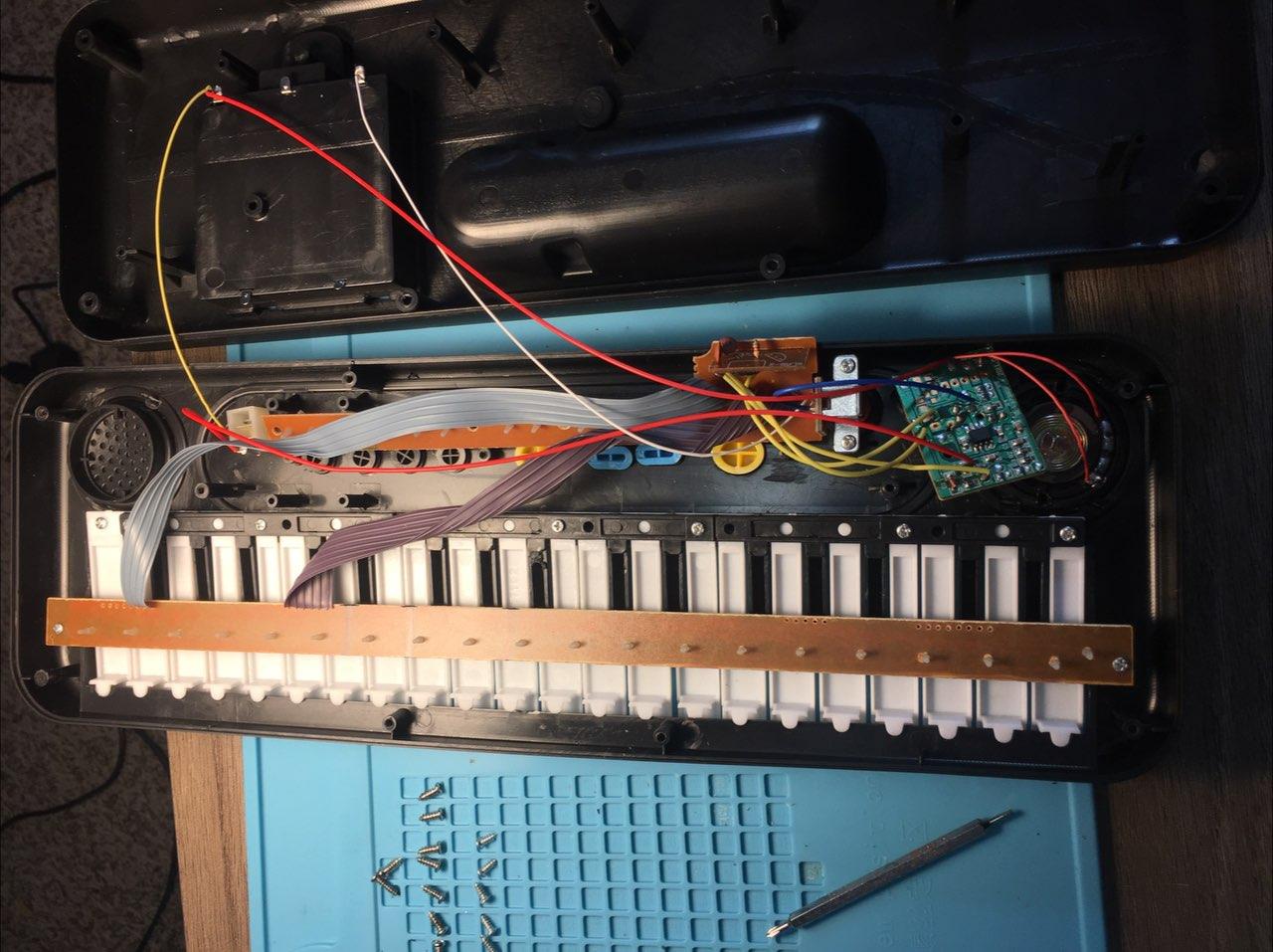 Interior of the piano, detailing the keyboard PCB
